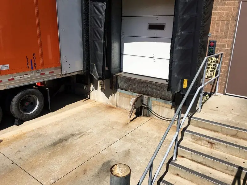 Hydraulic dock leveler